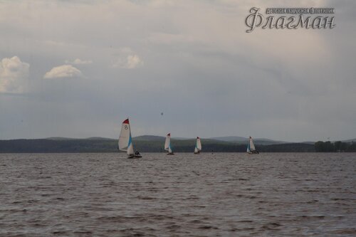 Яхты на фоне гор